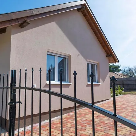 Vivien Vendeghaz 2 Apartmán *